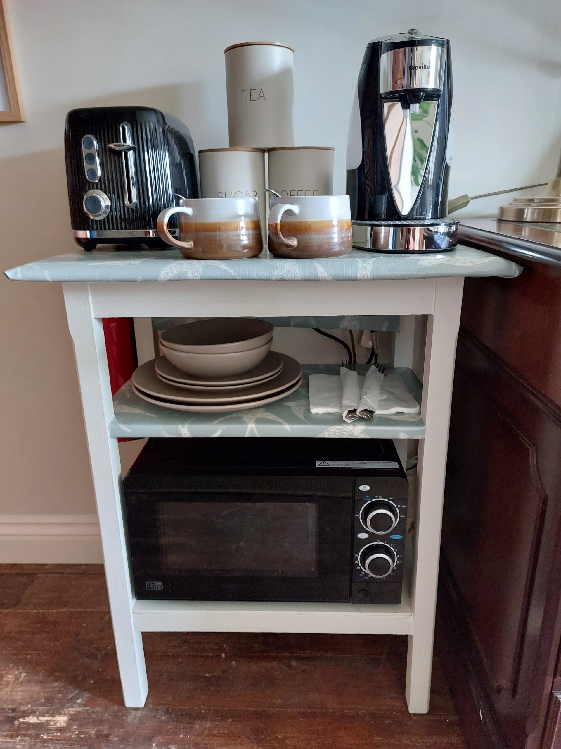 Catering facilities including hot water dispenser, toaster and microwave. Catering facilities including hot water dispenser, toaster and microwave.