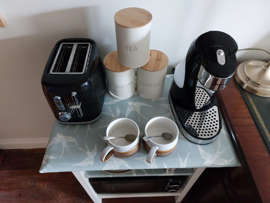 Hot water dispenser, toaster, microwave, plates & cutlery provided.