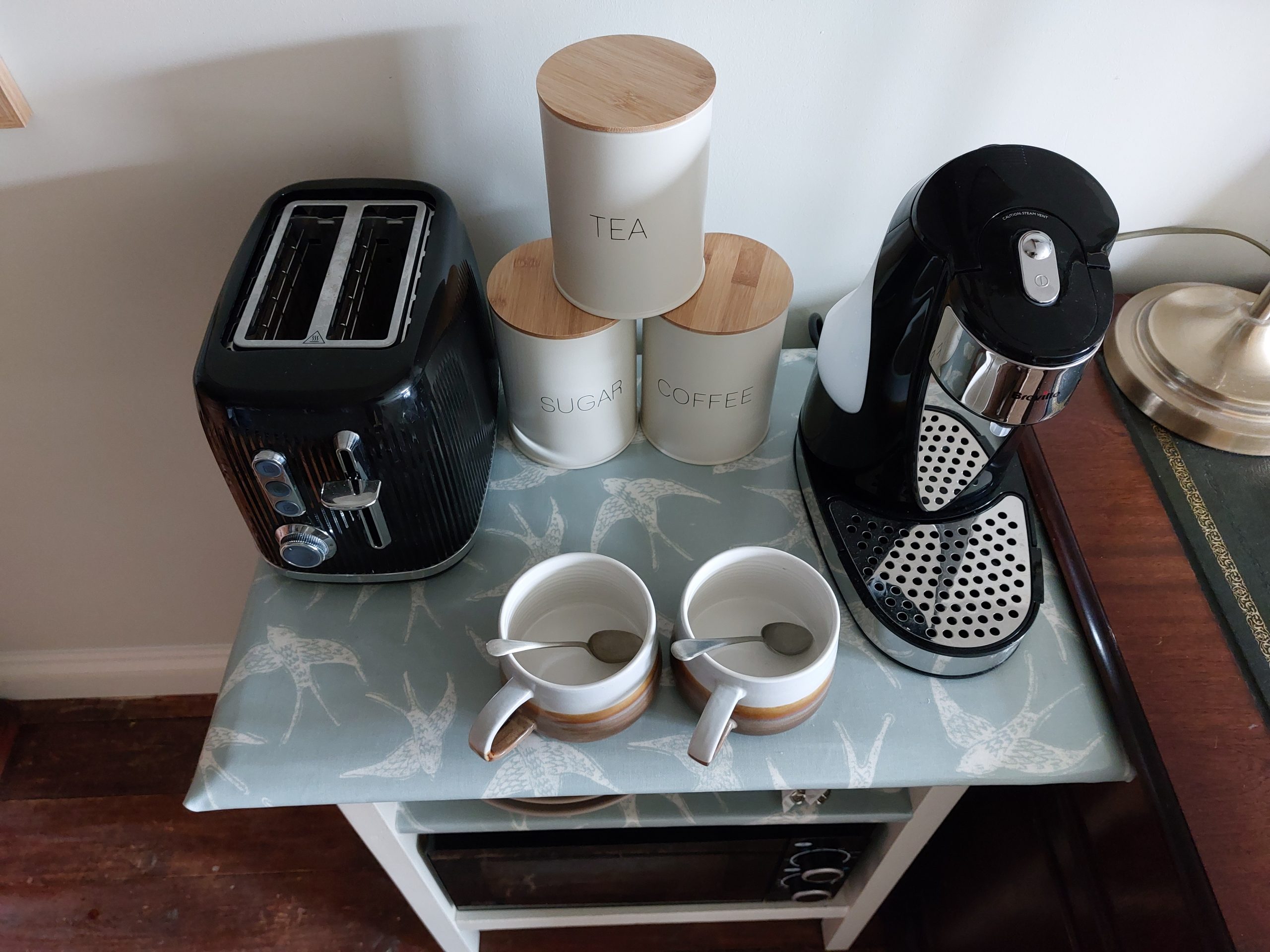 Catering facilities including hot water dispenser, toaster and microwave. Catering facilities including hot water dispenser, toaster and microwave.