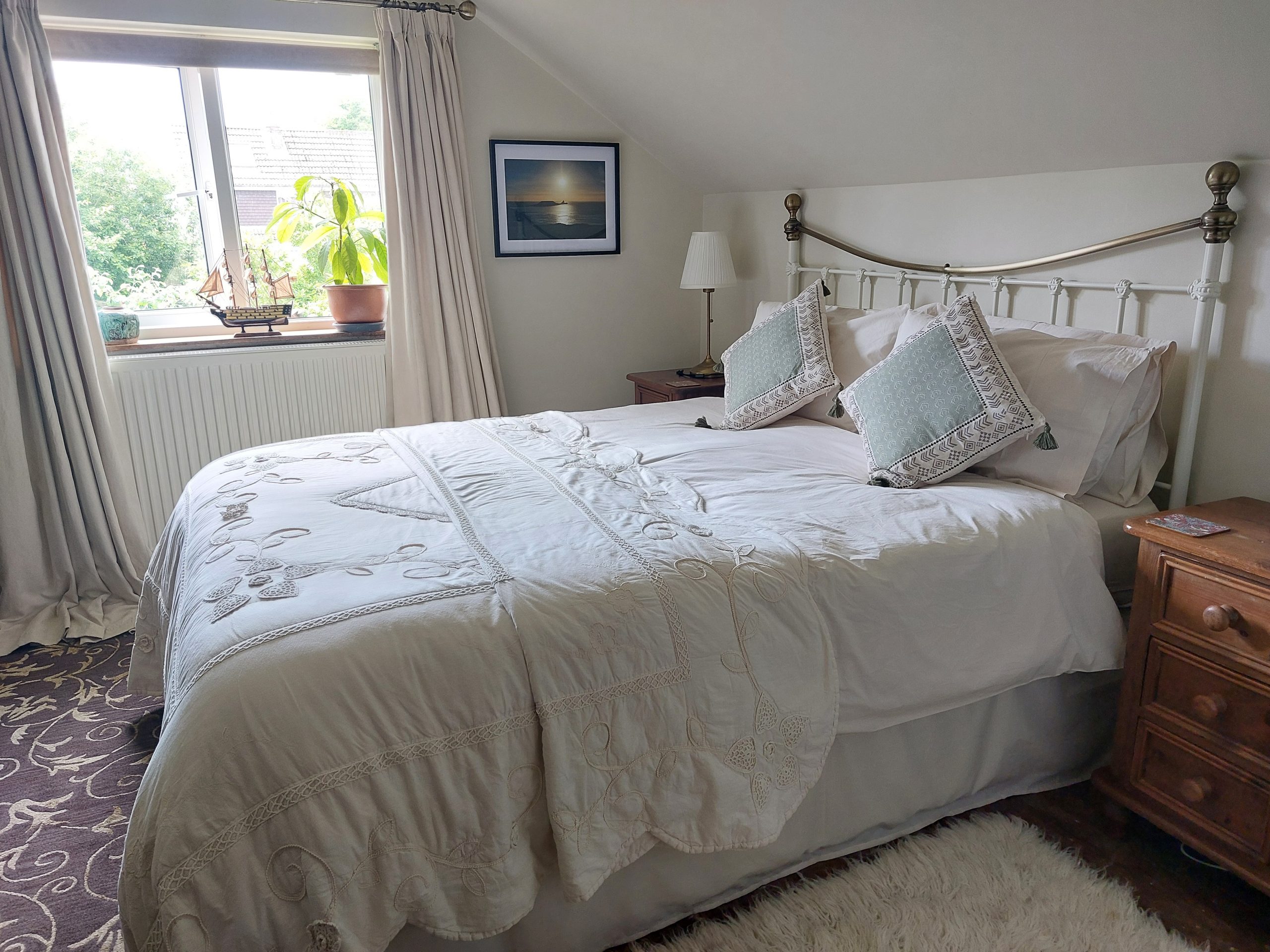 Elegant ensuite accommodation on Gower with king size bed, westerly facing with a green view. Elegant ensuite accommodation on Gower with king size bed, westerly facing with a green view.