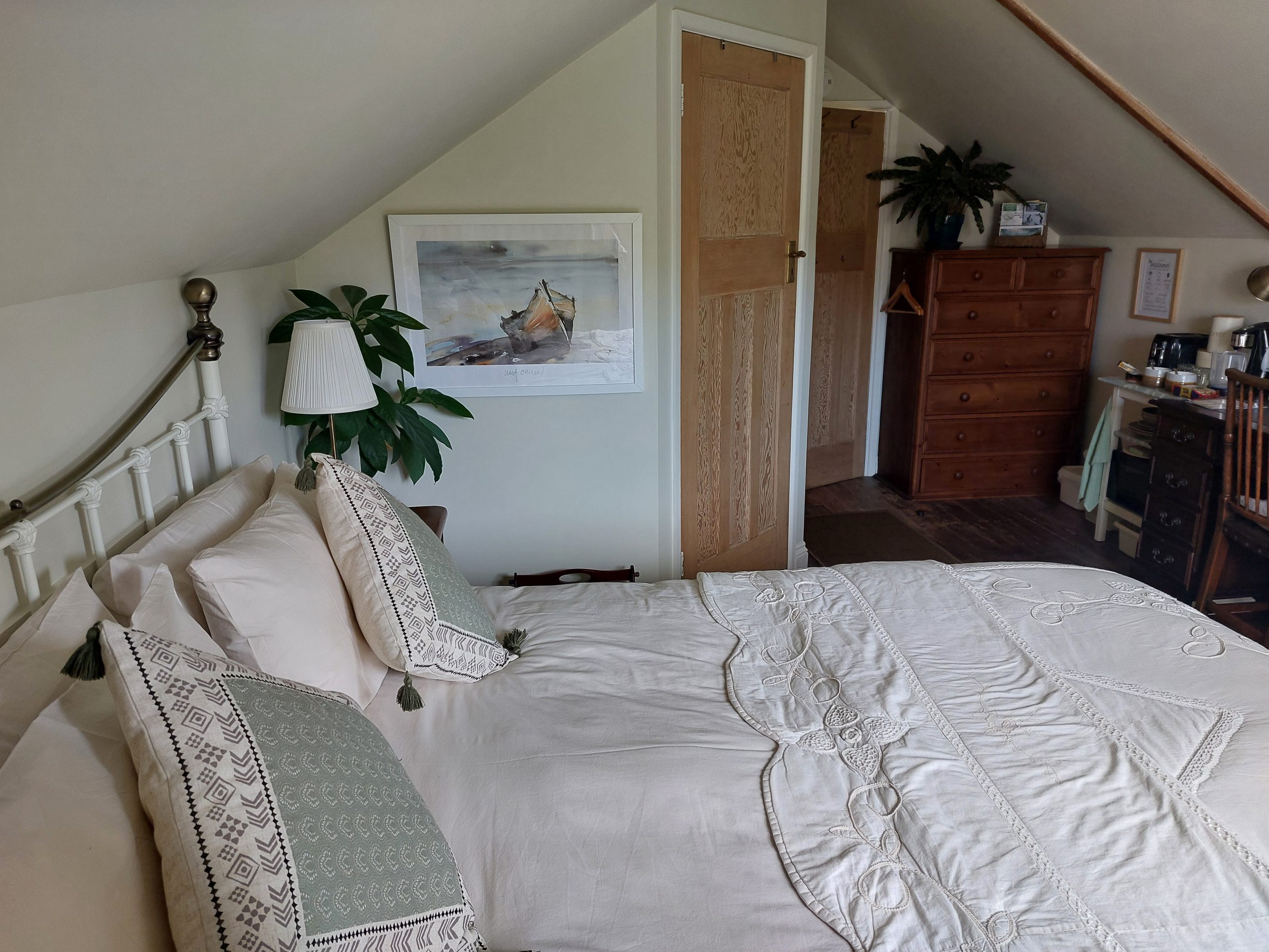 Elegant ensuite accommodation on Gower with king size bed, westerly facing with a green view. Elegant ensuite accommodation on Gower with king size bed, westerly facing with a green view.