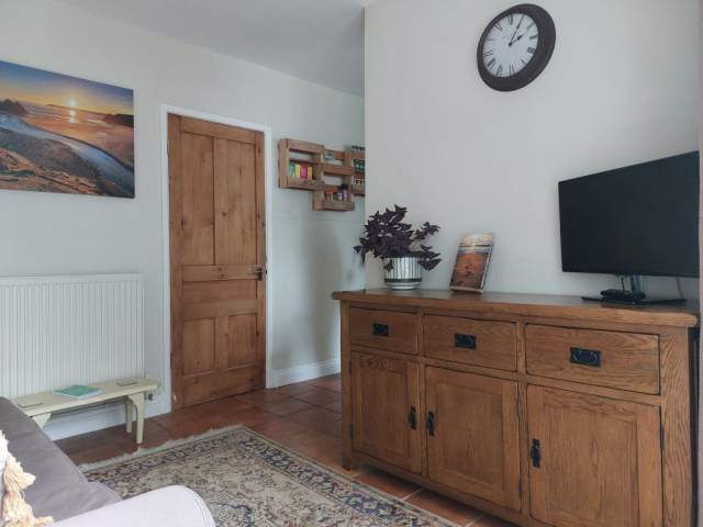 Sung TV Cabinet - South Side - The Swallows