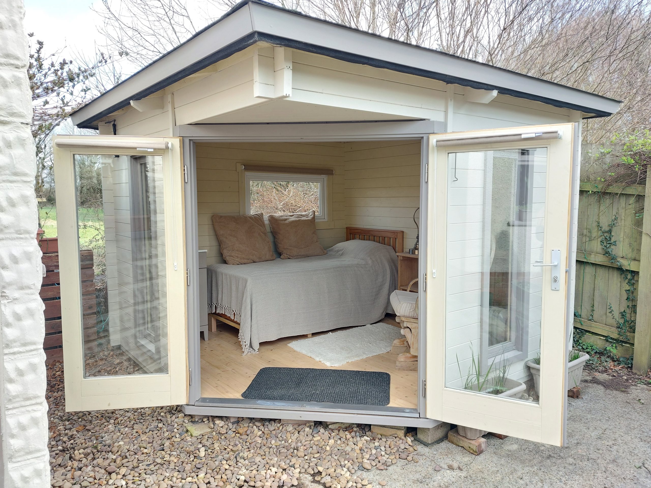 Wooden Cabin - South Side - The Swallows - Bishopston - Gower - Swansea